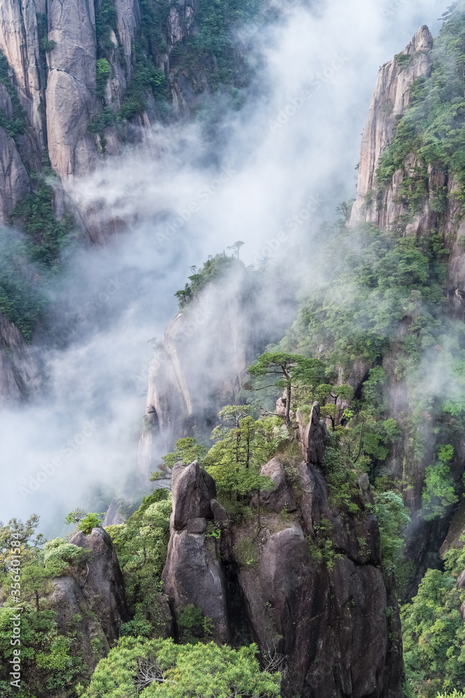 云雾中美丽的三清山