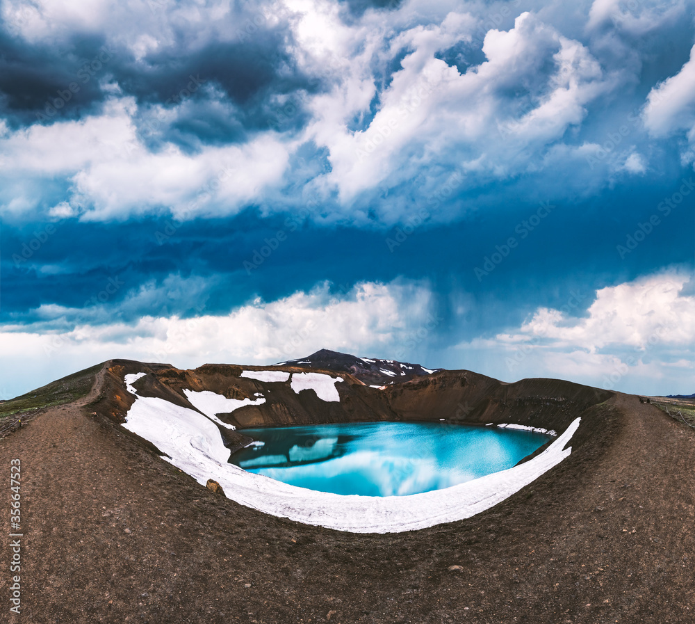 火山口碧绿湖水的壮丽景色。地热谷Leirhnjukur，My