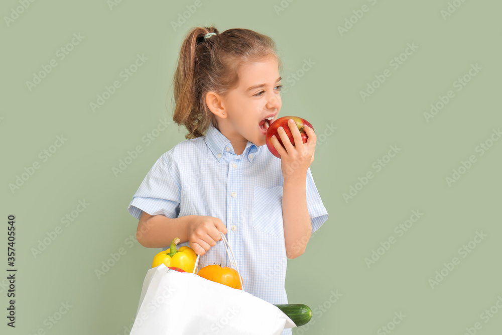 彩色背景的袋子里装着食物的小女孩