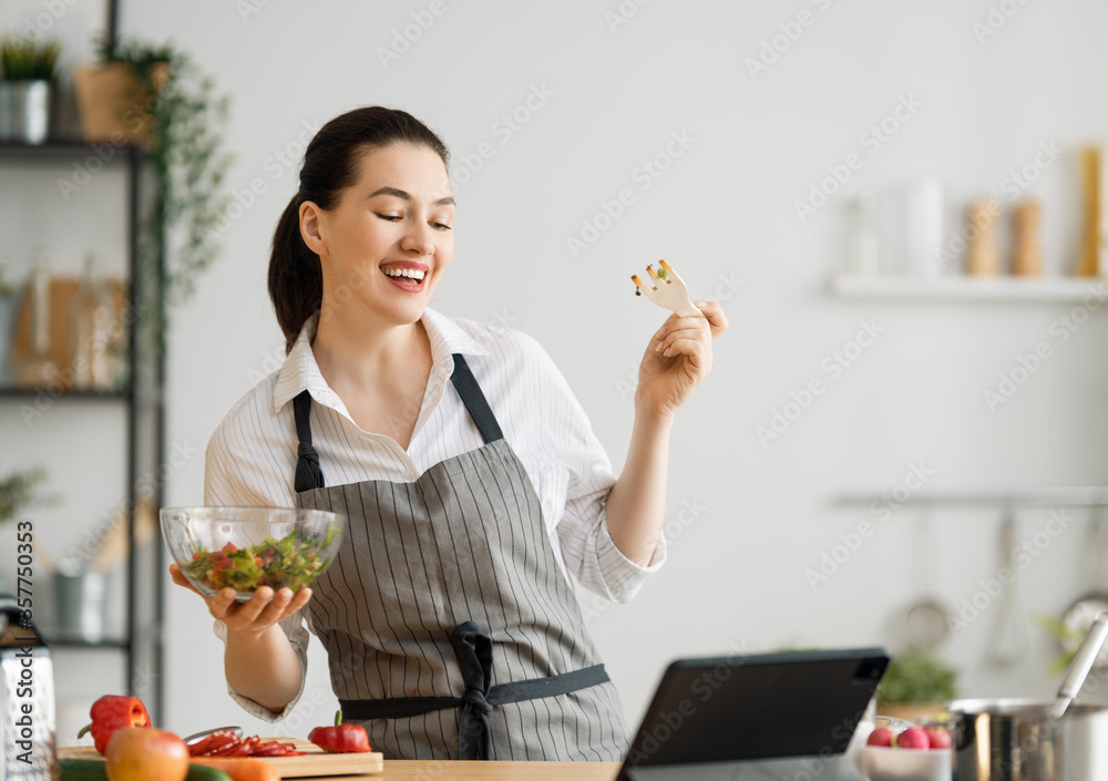 女人正在准备合适的饭菜