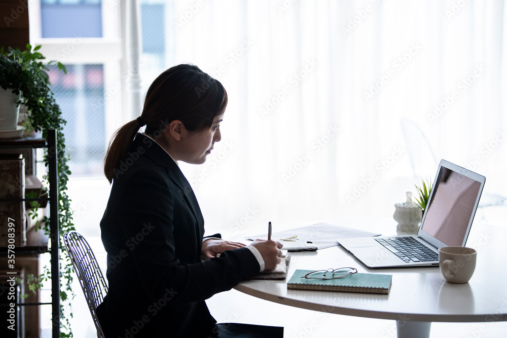 スーツをきたテレワークをする女性