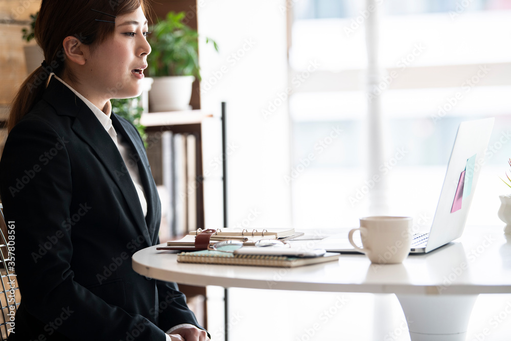 リモートで新卒面接を受ける女性