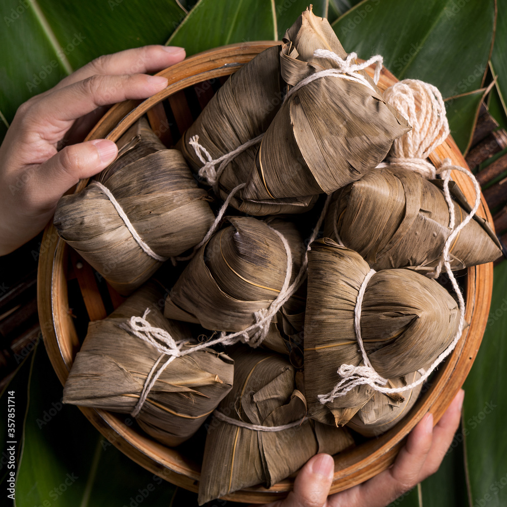 粽子——端午节绿叶背景下的传统中国食物，D