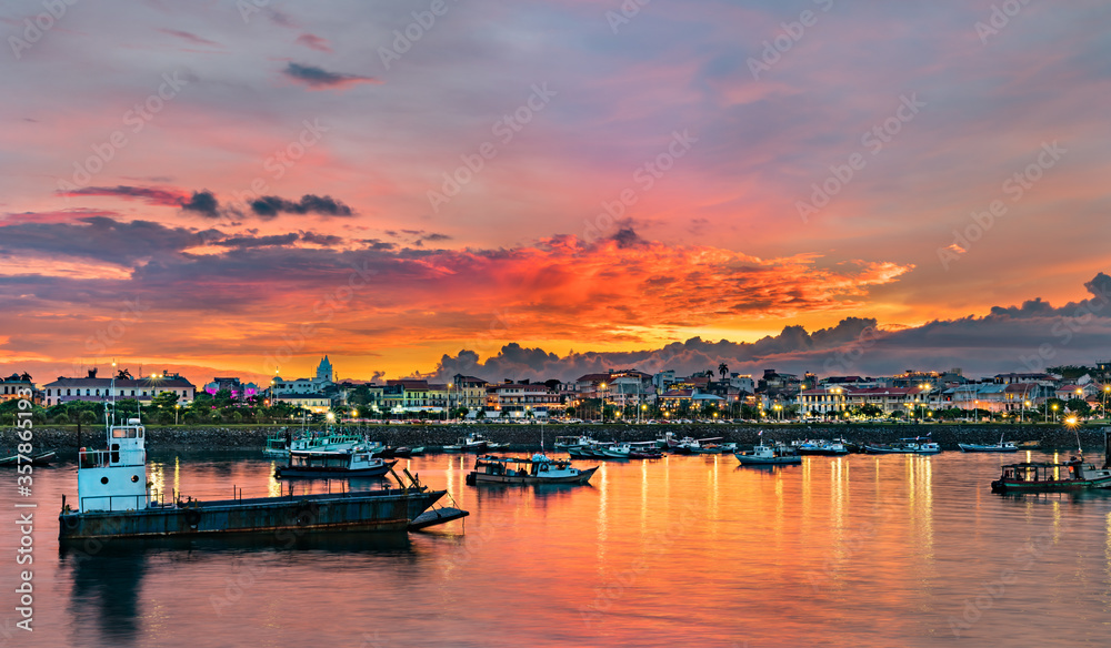 Casco Viejo，日落时巴拿马城的历史街区