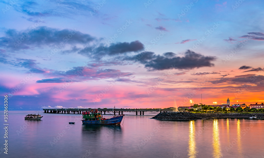 Casco Viejo，日落时巴拿马城的历史街区