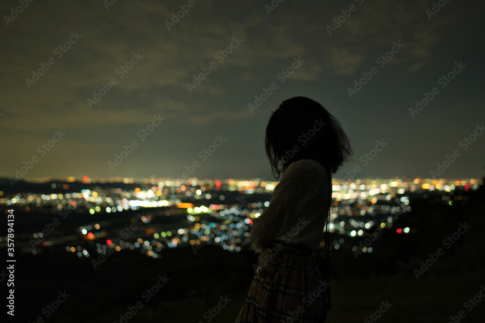 京都府井手町　万灯呂山展望台からの夜景を眺める少女