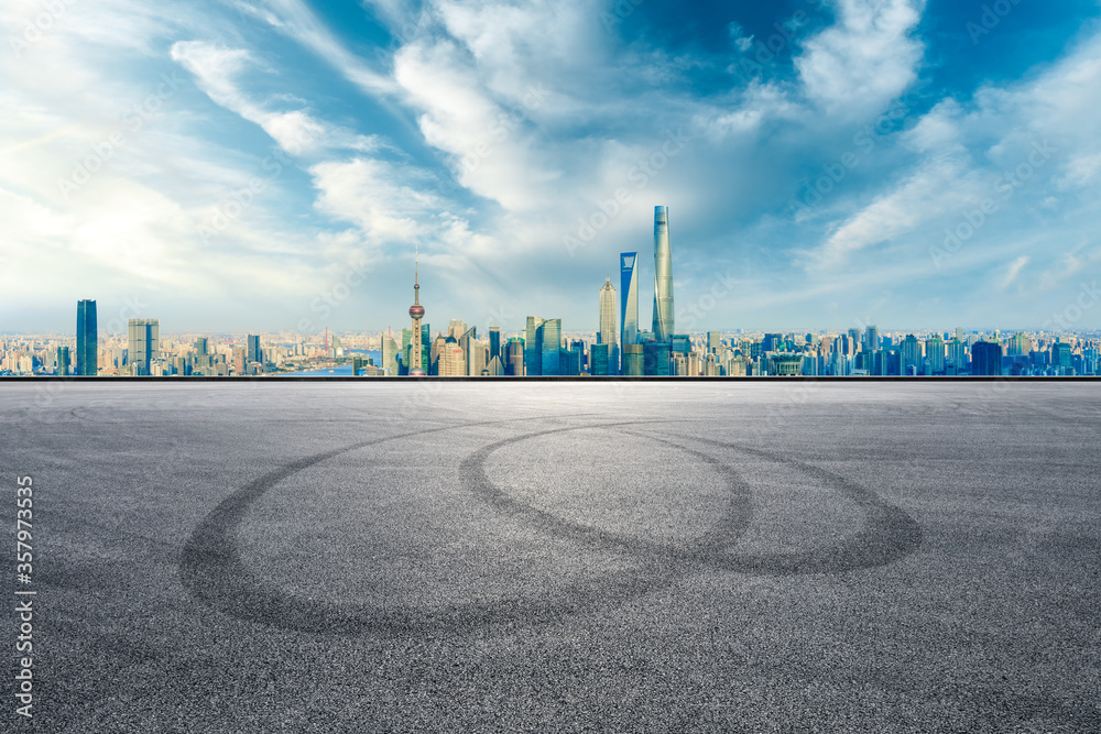 空旷的赛道道路和建筑林立的上海天际线。