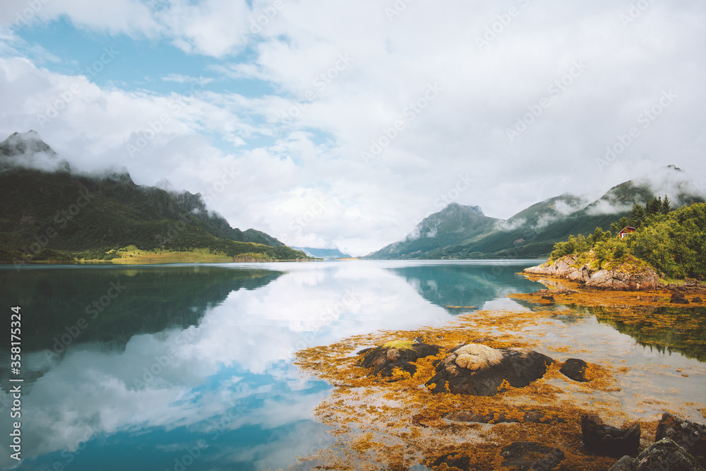 挪威风景峡湾和山脉的倒影斯堪的纳维亚自然美丽的旅行目的地