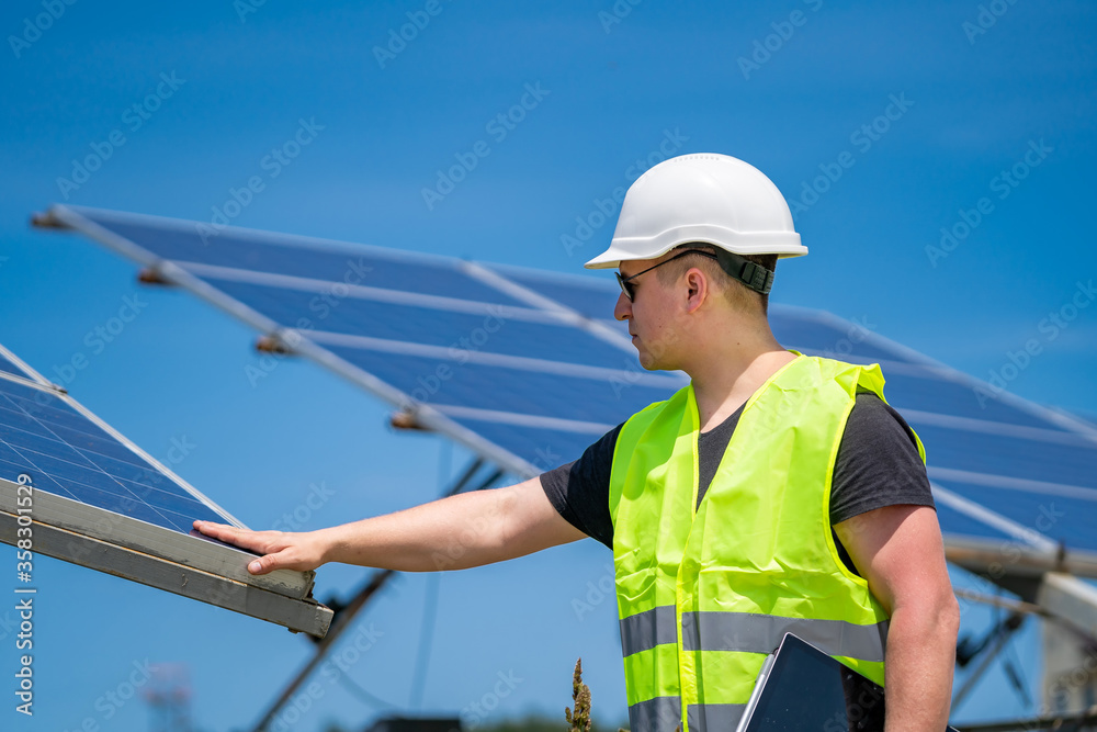 太阳能基地工程师讨论太阳能发电厂的规划和维护。