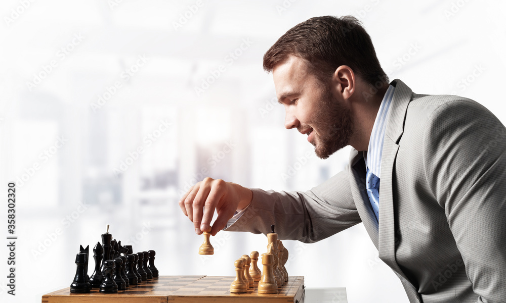 商人在棋盘上移动棋子