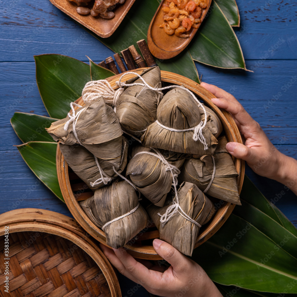 粽子-端午节概念粽子，传统中式食物在蓝色木背上