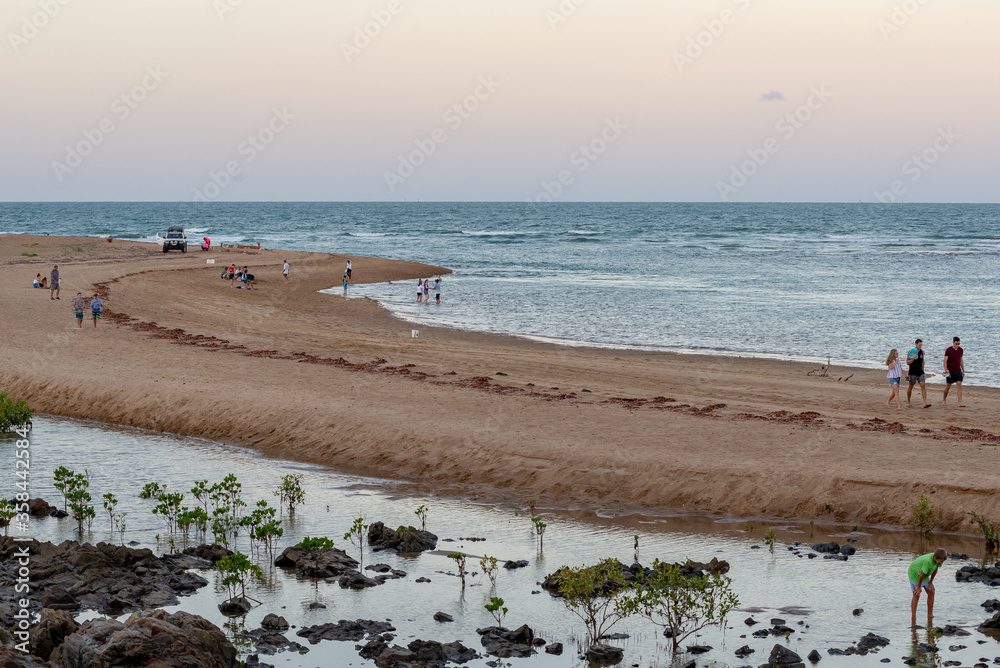 黄昏时分，昆士兰Tannum Sands海滩，享受海滩的家庭