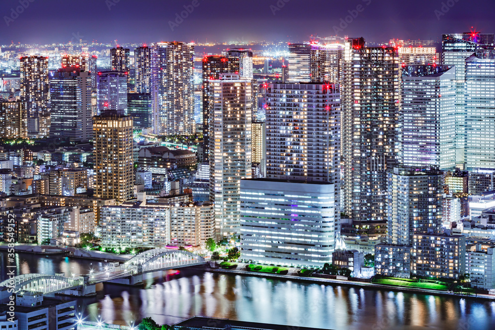 光が眩しい、東京の水辺に立ち並ぶ高層ビル群の夜景