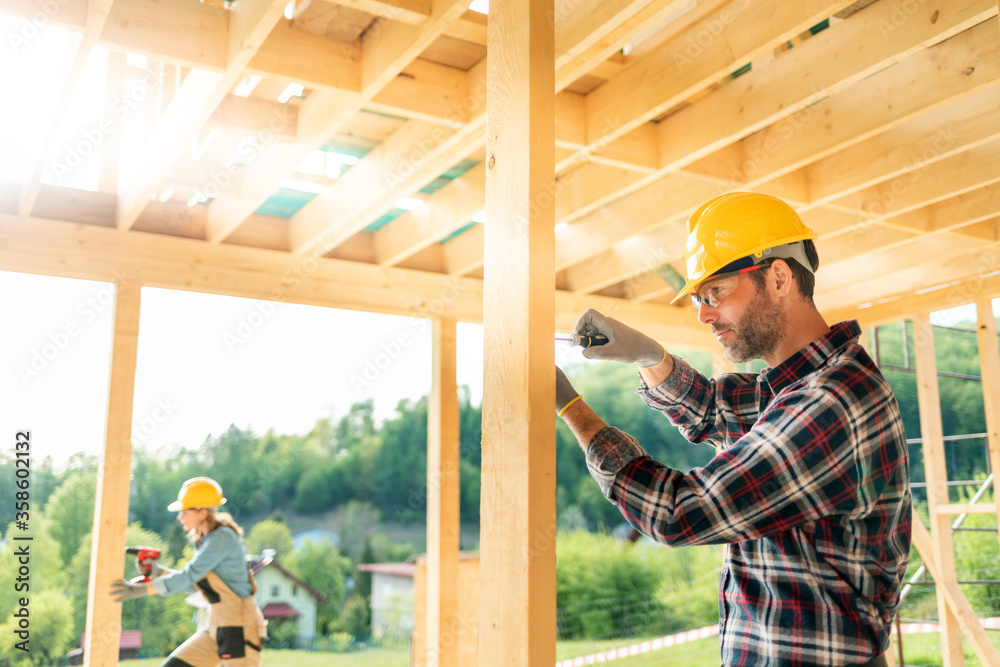 在建筑工地施工结构上使用作业工具的工人