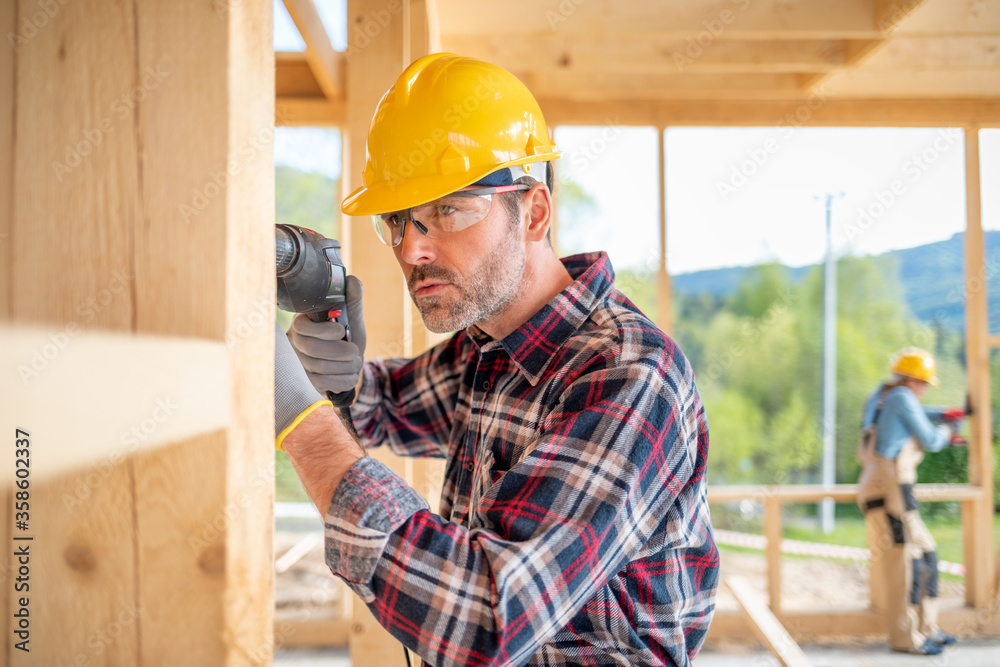 在建筑工地施工结构上使用作业工具的工人