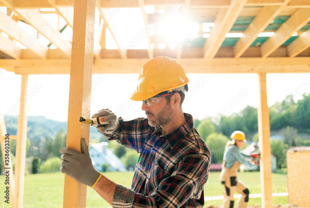 框架房屋建筑工地上的工人措施施工