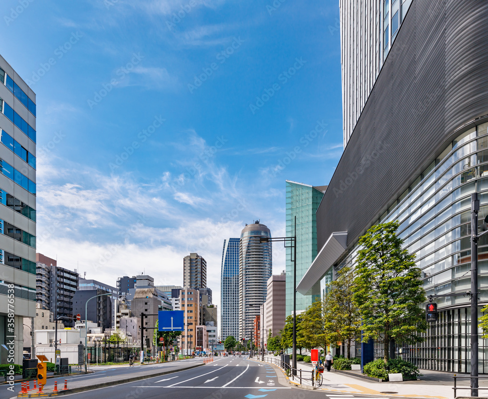 新緑が綺麗な東京の高層ビル群