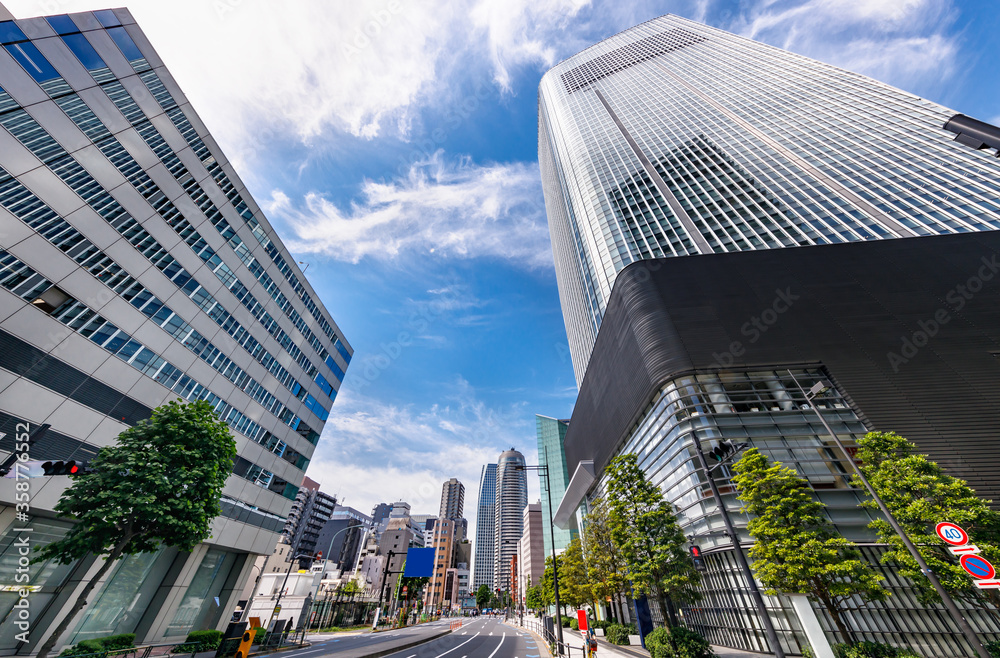 新緑が綺麗な東京の高層ビル群