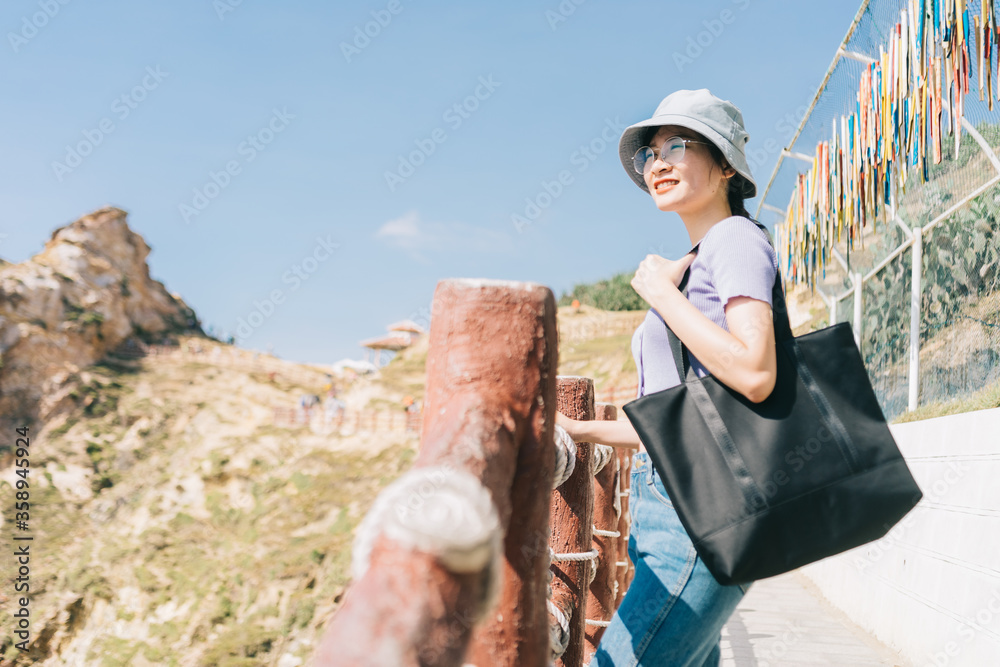 越南平定省奎恩市Eo Gio海边的一张女游客照片