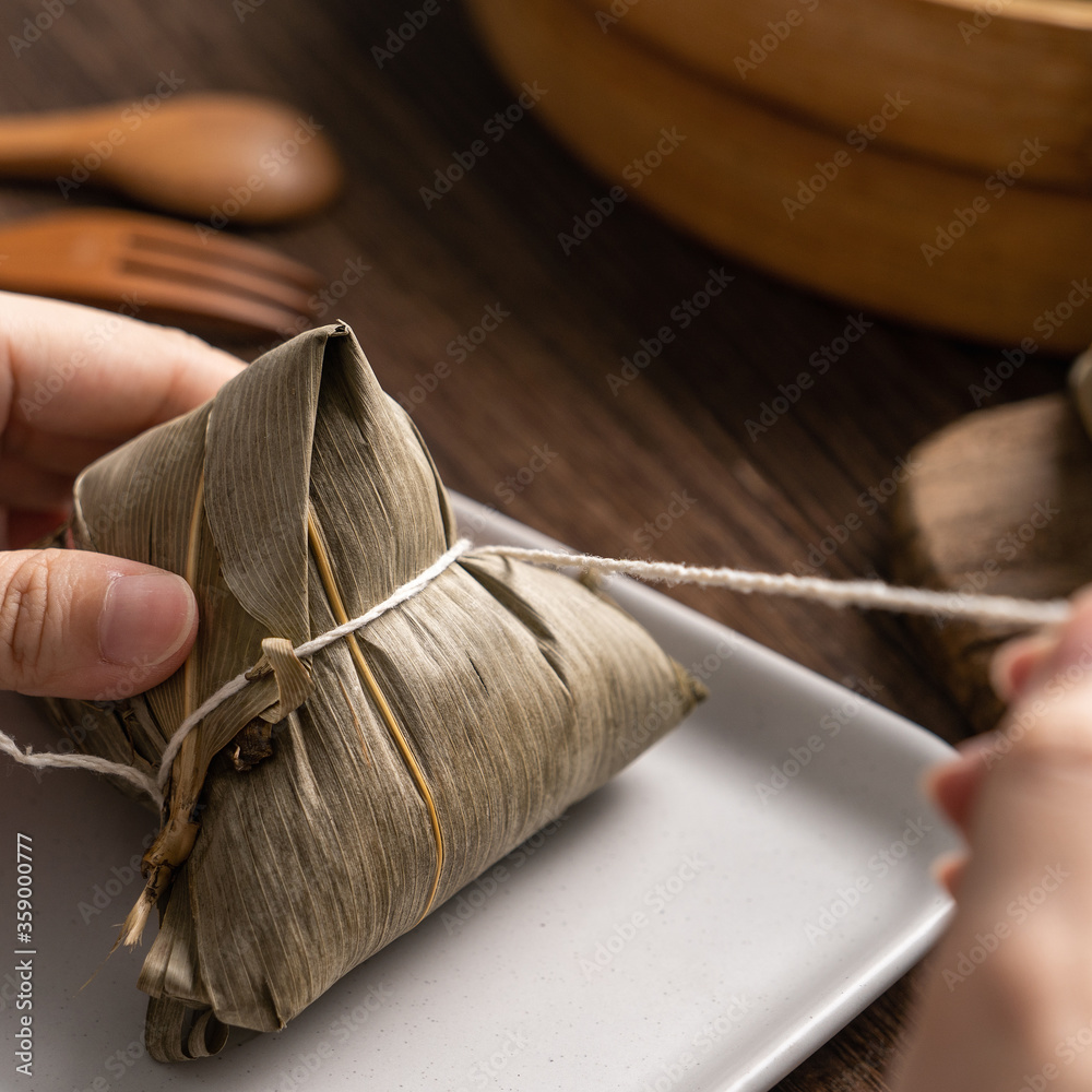 吃粽子-端午粽子亚洲年轻女子吃中国传统食品