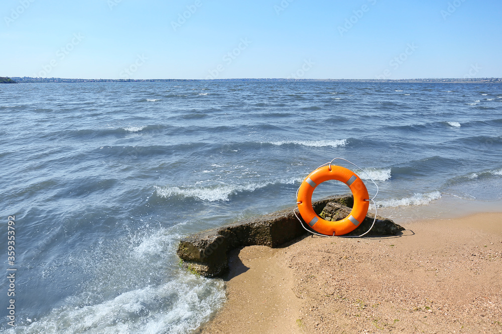 海滩上明亮的救生圈环