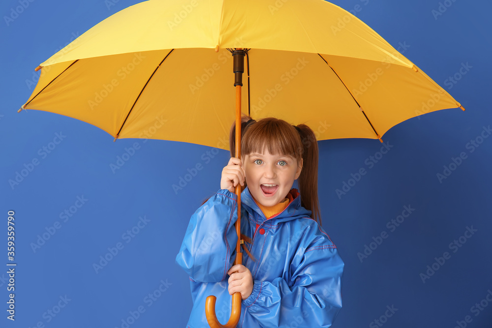 可爱的小女孩穿着雨衣，背景是雨伞