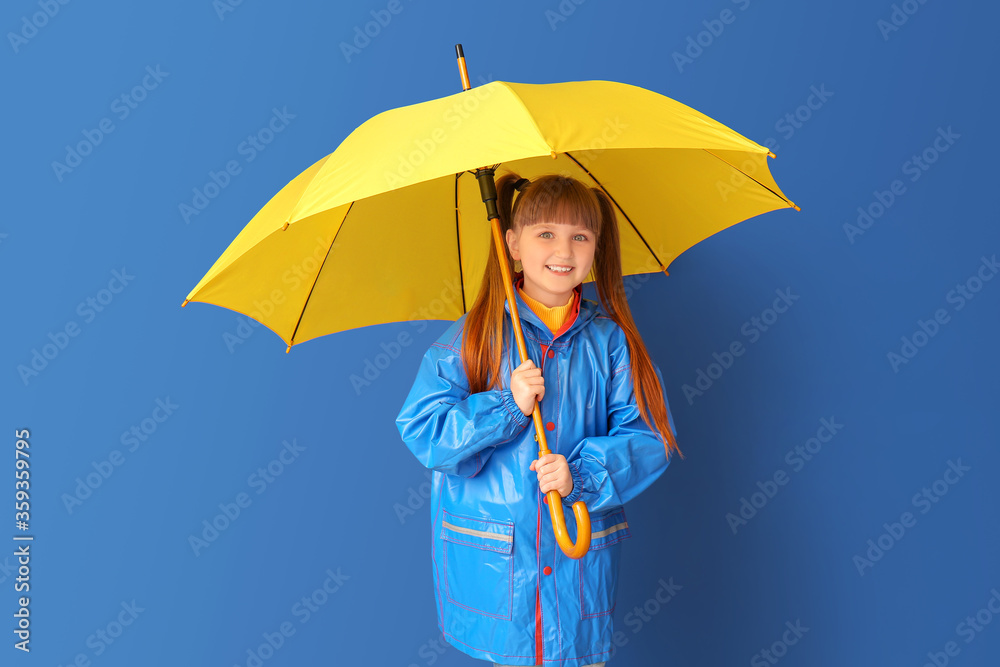 可爱的小女孩穿着雨衣，背景是雨伞