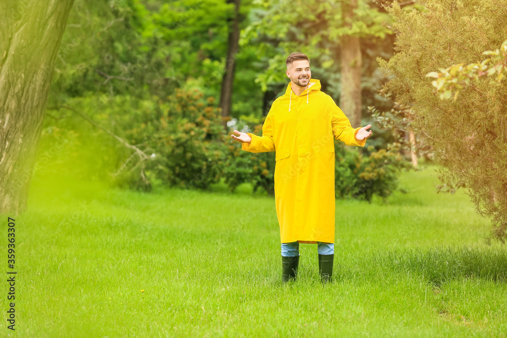 户外穿雨衣的年轻人