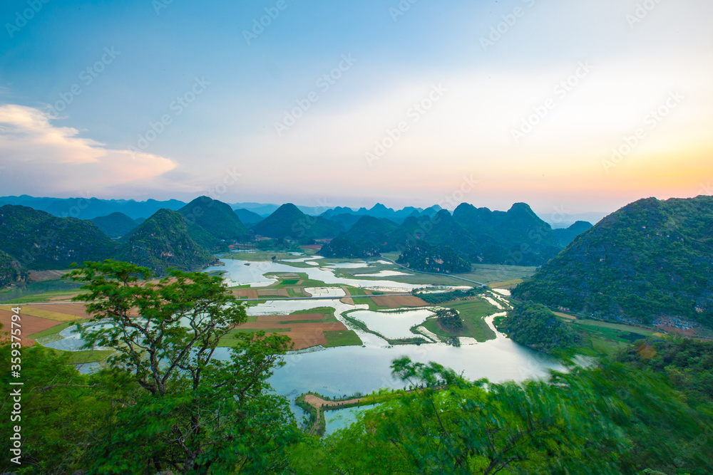 普者黑日落景观，中国云南典型的喀斯特景观。