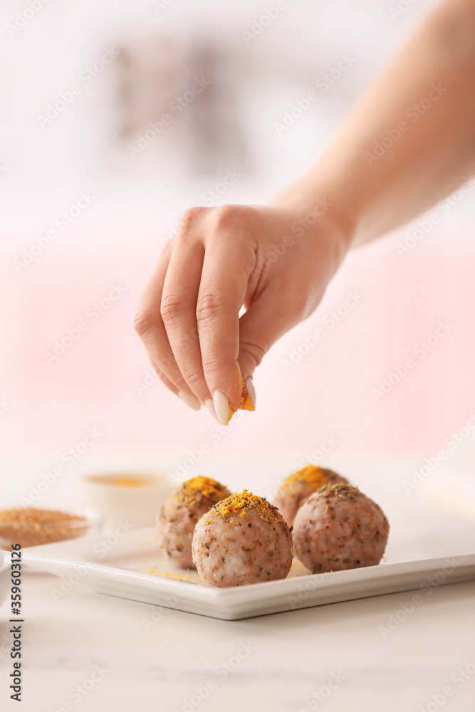 女人在厨房里准备传统的日本饺子