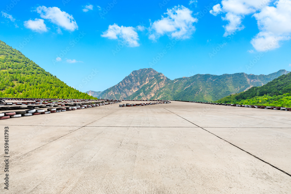 宽阔的水泥路和青山自然景观。