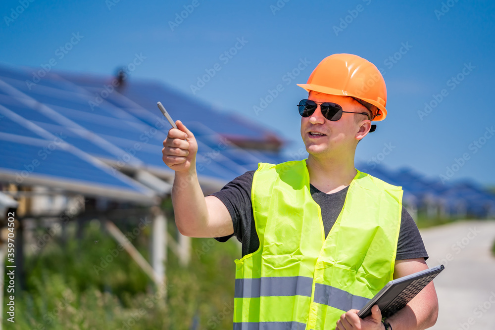 绿色新能源的概念。太阳能基地工程师再次讨论规划和维护。