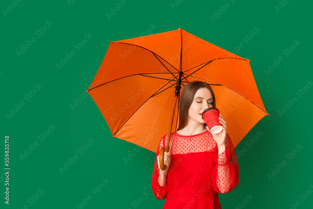 美丽的女人，带着雨伞，背景是一杯咖啡