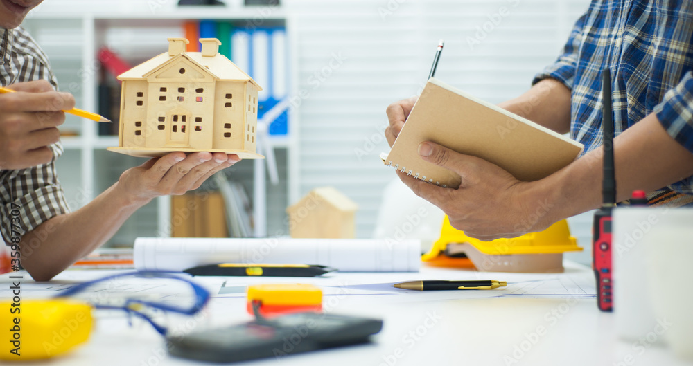 两位专业建筑师共同设计和建造住宅模型。