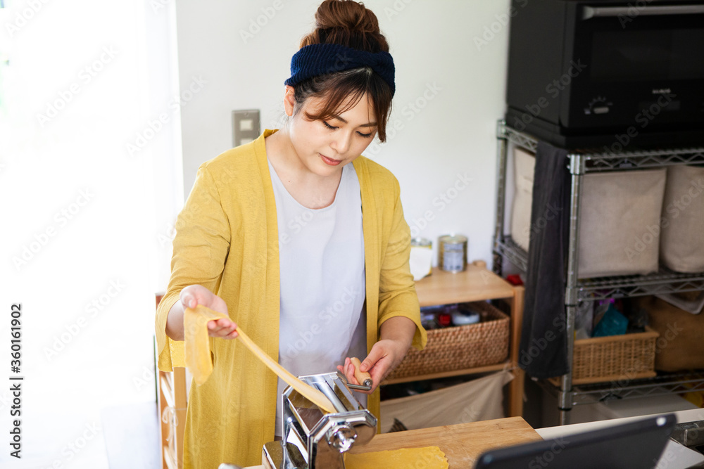 パスタ麺の製麺をする女性