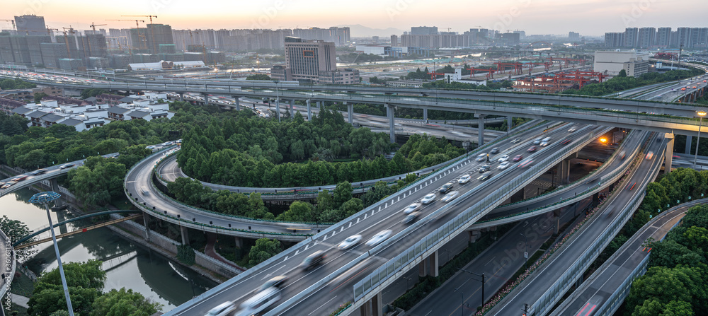 中国杭州城市天际线交通繁忙道路