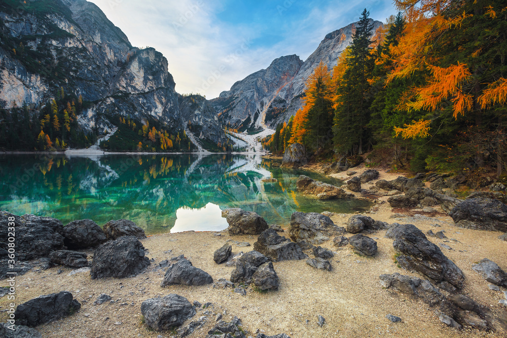 意大利多洛米蒂的绿松石山湖秋季景观