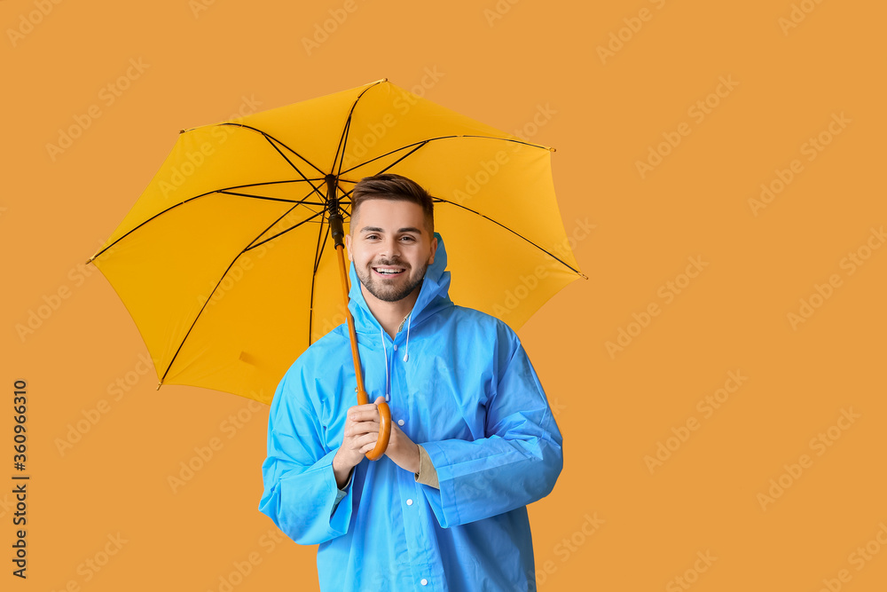 穿着雨衣、打着雨伞的年轻人