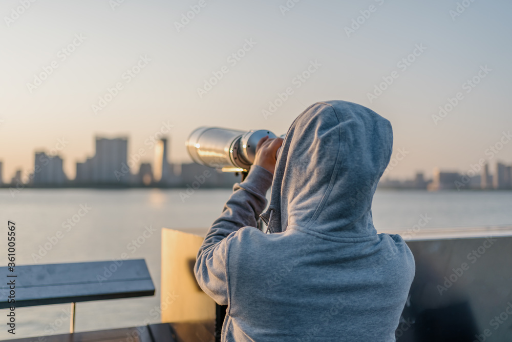 拥有城市天际线的女人