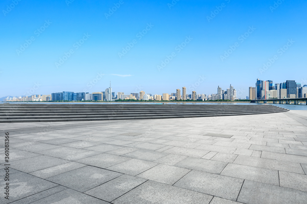 中国杭州，空荡荡的楼层和城市天际线，建筑林立。