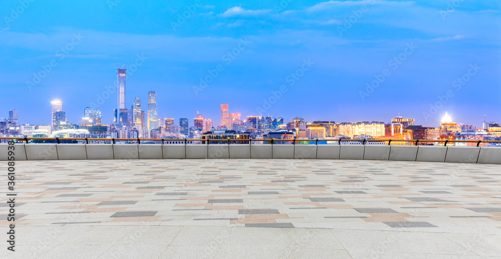 空荡荡的广场层和北京商业大厦的夜景，中国。