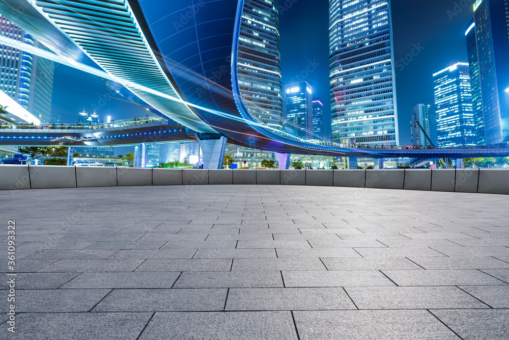 空荡荡的楼层和夜晚有桥景的上海城市建筑。