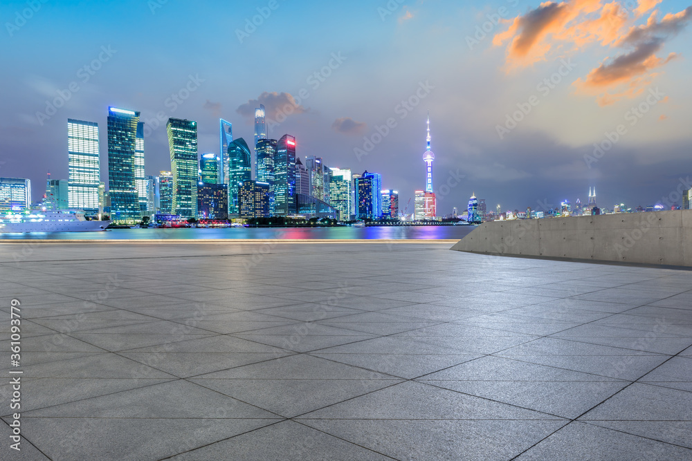 空旷的广场层和上海陆家嘴商业大厦的夜景，中国。