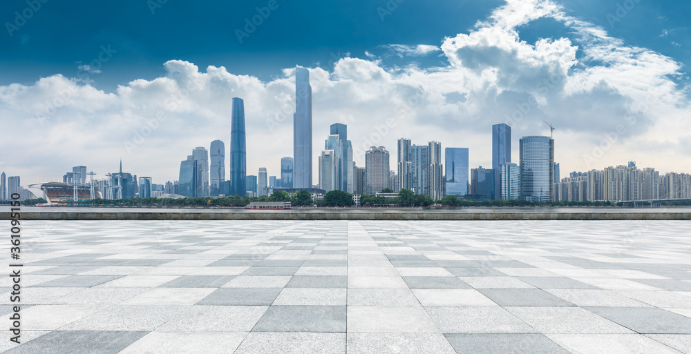 中国广州，空荡荡的楼层和城市天际线，建筑林立。