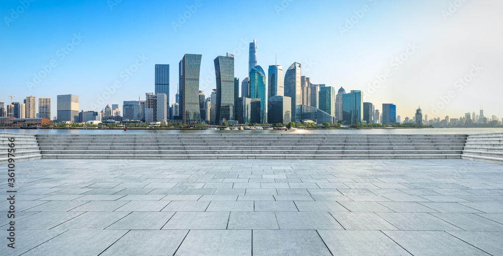 中国上海，空荡荡的楼层和现代化的城市天际线。