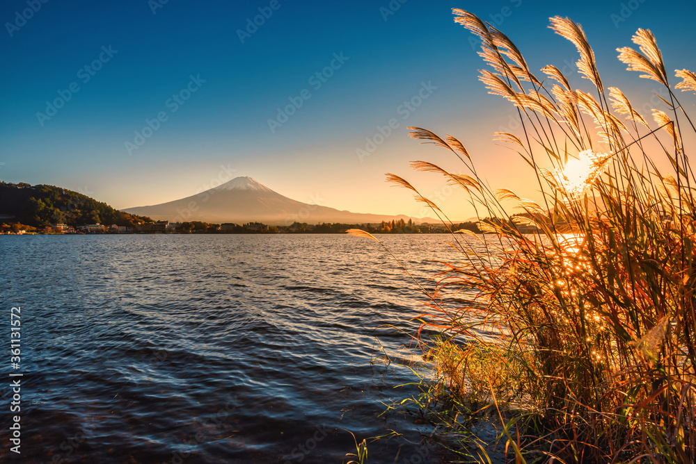 日本富士河河口湖日落时富士山的景观图像。