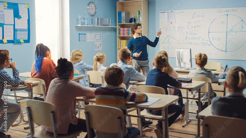 关爱的老师在小学为充满聪明多样的孩子的课堂讲解