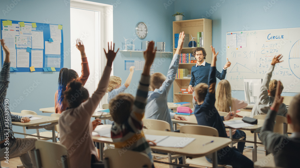 在小学里，有爱心的老师向充满聪明多样的孩子的课堂讲解课程