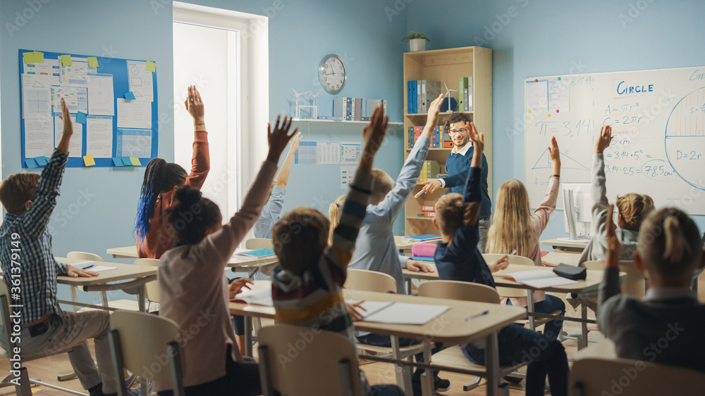 在小学里，有爱心的老师向充满聪明多样的孩子的课堂讲解课程