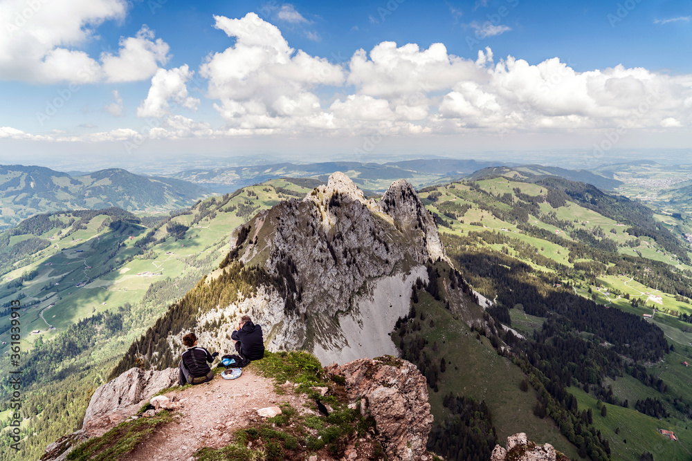 Mann und Frau beim Picknick auf dem Gipfel, Panorama, Aussicht vom grossen Mythen Richtung Nord-Oste